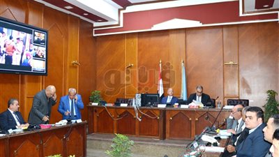 محافظ القاهرة يتابع سير الاستفتاء من غرفة العمليات