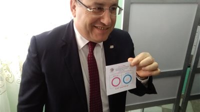 محافظ الإسكندرية مدليا بصوته: نعم للتعديلات الدستورية (فيديو)