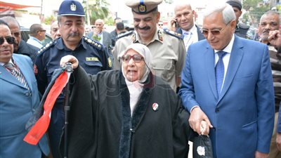 الفتيات وكبار السن أبرز المتوافدين على الاستفتاء بالمنصورة (صور)