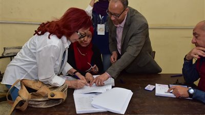 نبيلة عبيد تدلي بصوتها في الاستفتاء رغم مرضها (صور)