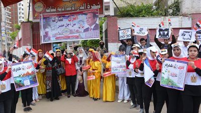 الملكة والوصيفات يستقبلن الناخبين أمام لجان الاقتراع بالمنصورة (صور)