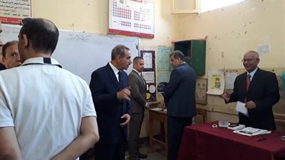 محافظ أسيوط يدلي بصوته على الدستور بلجنة الوافدين بالمدينة