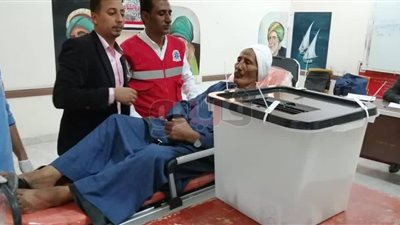 على سرير الإسعاف.. مسن يدلي بصوته على تعديل الدستور بالغردقة (صور)