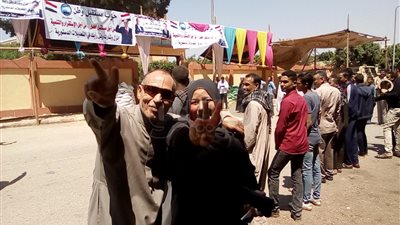 زوجان أثناء الإدلاء بصوتهما: 