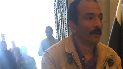 بعكازين وقدم مكسورة.. رجل يدلي بصوته في الاستفتاء بالدقي (صور)