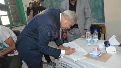 محافظ المنيا يدلي بصوته في لجنة الفريق صفي الدين أبو شناف الثانوية (صور)