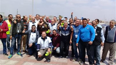 العاملون بمصر للطيران يشاركون في الاستفتاء (صور)