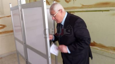 عدلي منصور يدلي بصوته في التعديلات الدستورية (فيديو وصور)