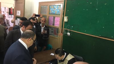 وزير التنمية المحلية يدلي بصوته في الاستفتاء