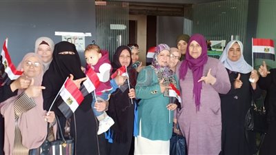 السيدات يتصدرن مشهد الساعات الأولى في الاستفتاء على الدستور (صور)