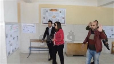محافظ دمياط تدلي بصوتها وتتابع لجان التعديلات الدستورية (صور)