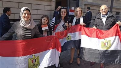 توافد المصريين بباريس للتصويت في الاستفتاء