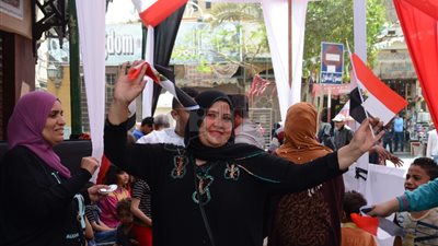 وصلات رقص أمام لجان الجمالية ومدينة نصر احتفالا بالتعديلات الدستورية (فيديو)