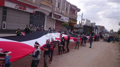 مسيرة بعلم طوله 450 مترا وعرض 8 أمتار تجوب شوارع نبروة بالدقهلية (فيديو)