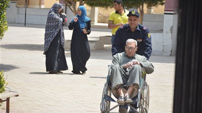 رجال الشرطة يساعدون المسنين للإدلاء بأصواتهم في الاستفتاء على التعديلات الدستورية (صور)