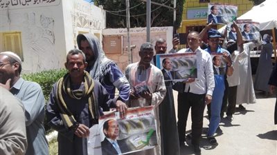 أهالي أبوسمبل يتوافدون على اللجان حاملين صور السيسي (صور)