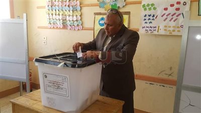 محافظ الوادي الجديد يدلي بصوته في الاستفتاء على التعديلات الدستورية