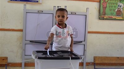 أصغر طفل يدلي بصوته في الاستفتاء بالأقصر