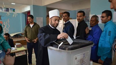 أسامة الأزهري يدلي بصوته في الاستفتاء على التعديلات الدستورية (صور)