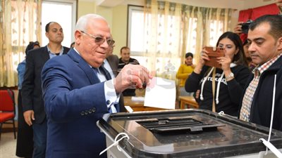 محافظ بورسعيد يدلي بصوته الاستفتاء بمدرسة المشير.. (فيديو وصور)