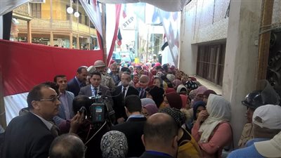 محافظ الإسماعيلية يلتقط صورا تذكارية أمام اللجان (صور)