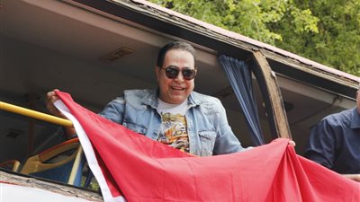 حكيم يجوب شوارع الدقي بعلم مصر لحث المواطنين على المشاركة في الاستفتاء (فيديو)