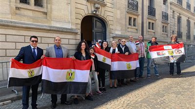 احتشاد المصريين بإيطاليا وموسكو وفرنسا للمشاركة في الاستفتاء (فيديو وصور)