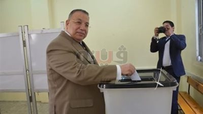 السيد الشريف يدلي بصوته في استفتاء تعديل الدستور