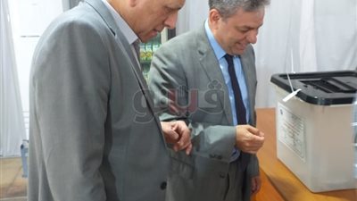 رئيس مطار القاهرة يدلي بصوته في الاستفتاء على التعديلات الدستورية