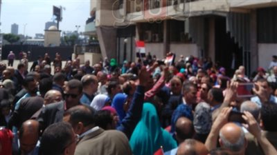 أخبار ماسبيرو.. زحام شديد أمام لجان الاستفتاء بالتليفزيون (فيديو وصور)