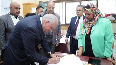 محافظ الجيزة يدلي بصوته في الاستفتاء على التعديلات الدستورية (صور)