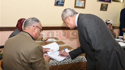 رئيس المقاولون العرب يدلي بصوته في الاستفتاء (صور)