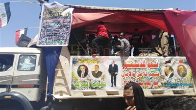 «شباب العزبة» يرفعون لافتات تأييد تعديل الدستور في دورة أبو الحجاج