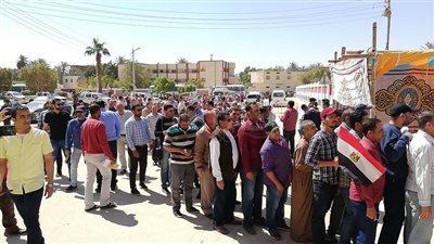 المئات أمام لجان الاستفتاء بالوادي الجديد (صور)