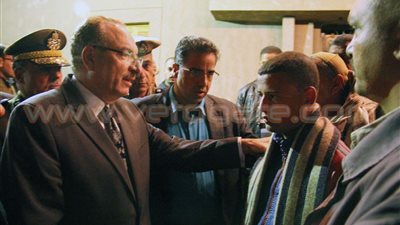 بالصور.. محافظ بني سويف يعزي أسرة «أمين الشرطة» شهيد «رصاصات الغدر»