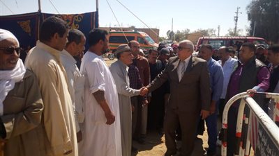 محافظ الوادى الجديد يلتقى بالمواطنين أمام لجان الاستفتاء (صور)