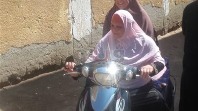 مسنة تدلي بصوتها في الاستفتاء على «موتوسيكل» بأسيوط (صورة)