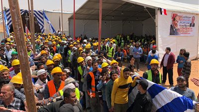 عمال ومهندسو العاصمة الإدارية يشاركون في الاستفتاء (صور)