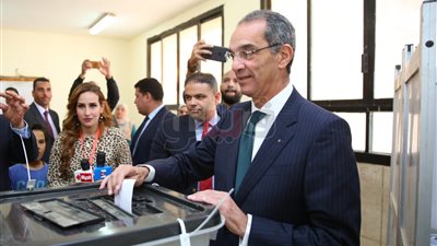 وزير الاتصالات يدلي بصوته في الاستفتاء