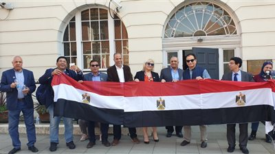 توافد الجالية المصرية بلندن للمشاركة في الاستفتاء على التعديلات الدستورية