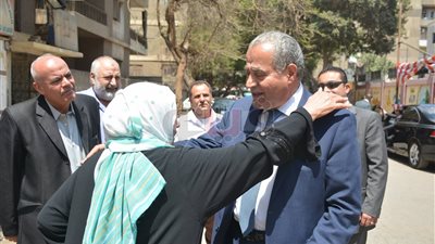 مواطنون يرحبون بوزير التموين في لجنة طلعت حرب بالمهندسين (صور)