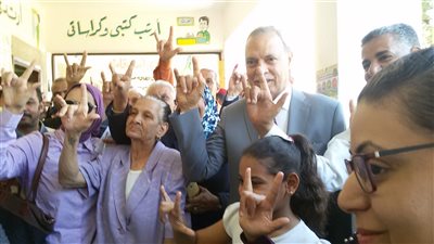 مترجم لغة إشارة للصم والبكم أمام لجان الاستفتاء في قنا (فيديو)