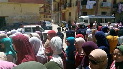 زحام وتكدس الطلاب المغتربين بلجان الوافدين بأسيوط (صور)