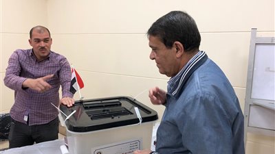 زكى عابدين يدلي بصوته على الاستفتاء بإحدى لجان العاصمة الإدارية (صور)