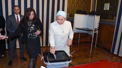 5 صور ترصد إدلاء قرينة السيسي في الاستفتاء على التعديلات الدستورية