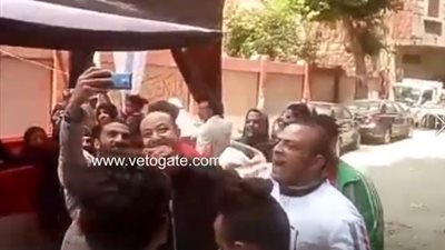 عمرو أديب يلتقط الصور السيلفي مع الناخبين بعابدين (فيديو)