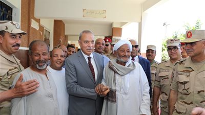 محافظ قنا يدلي بصوته في الاستفتاء على التعديلات الدستورية (صور)