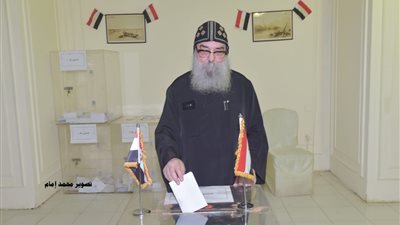راعي كنيسة مارمرقس للأقباط الأرثوذكس بالكويت يشارك في الاستفتاء