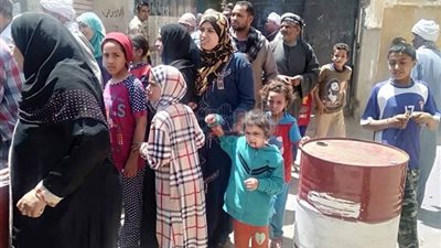 الأطفال يتقدمون الصفوف في الاستفتاء على الدستور بأسيوط (صور)