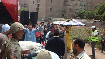 وصلة رقص للمشاركين في الاستفتاء أمام لجنة 